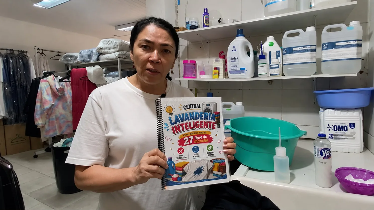 Profissional de lavanderia com o manual