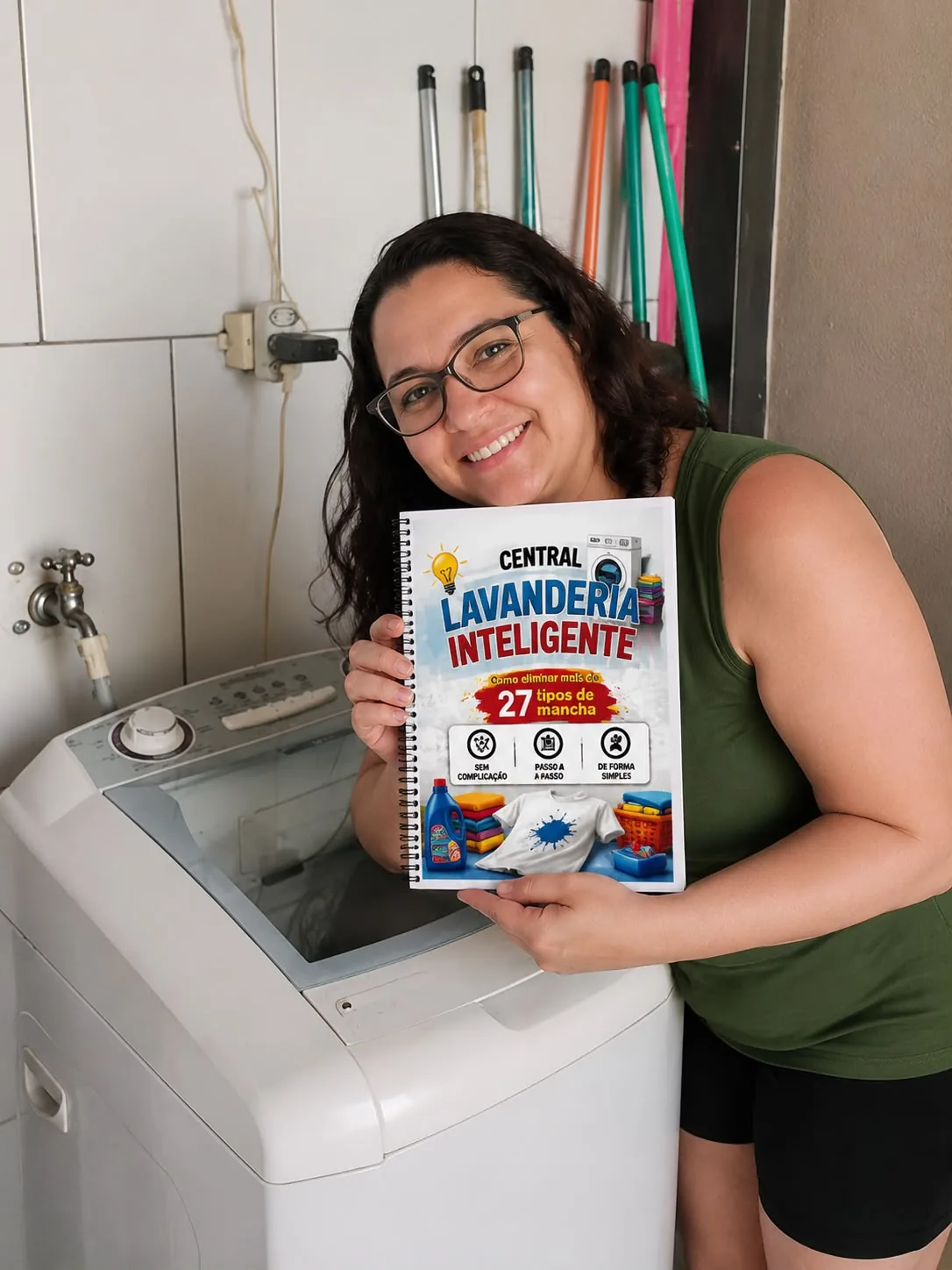 Mulher com o manual em lavanderia doméstica